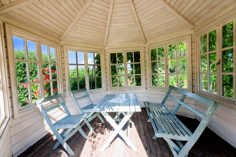 Intérieur d'un joli veranda en bois