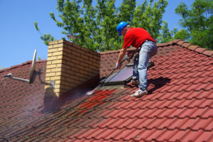 Nettoyage du toit avec outil