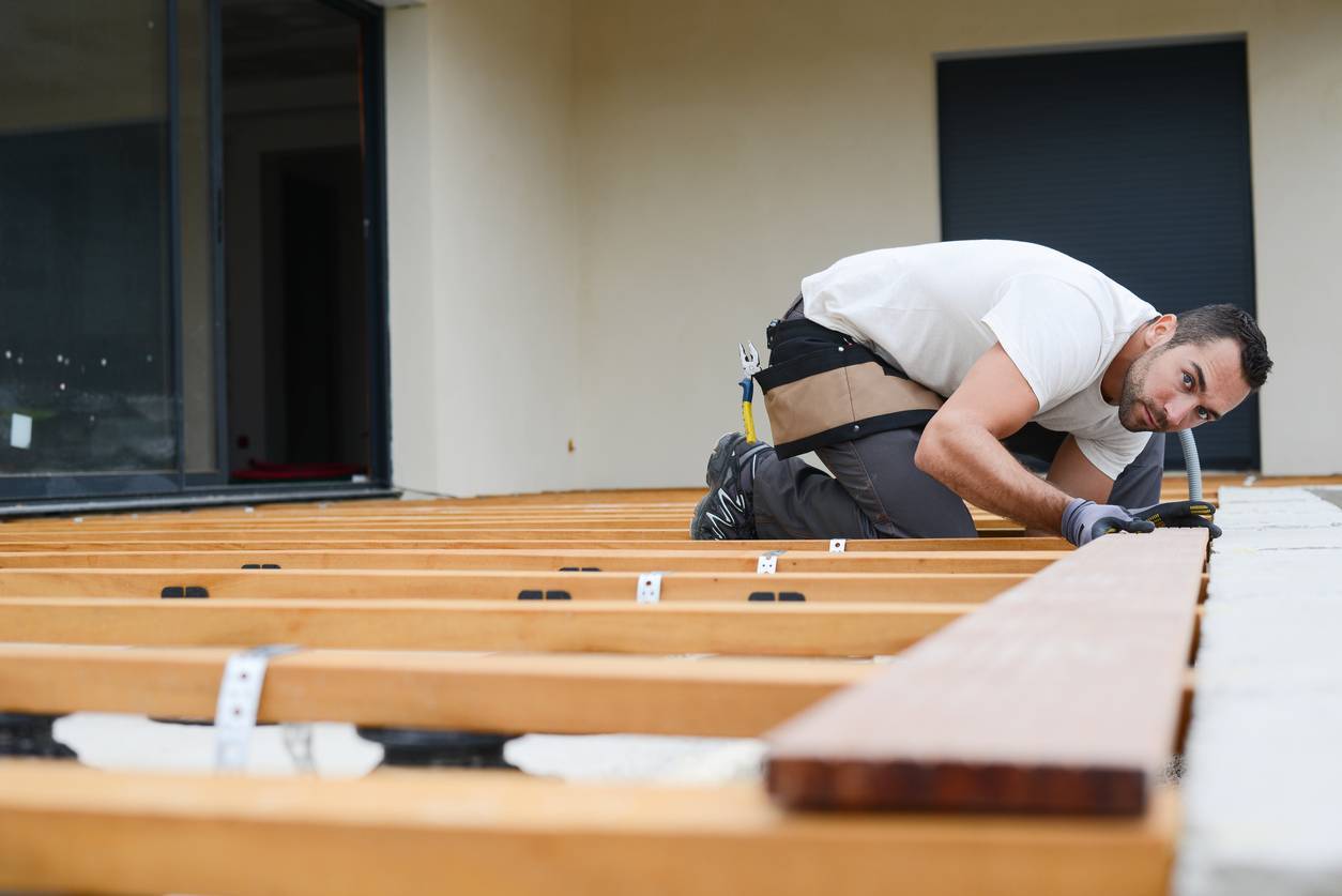 installation de panneaux en bois