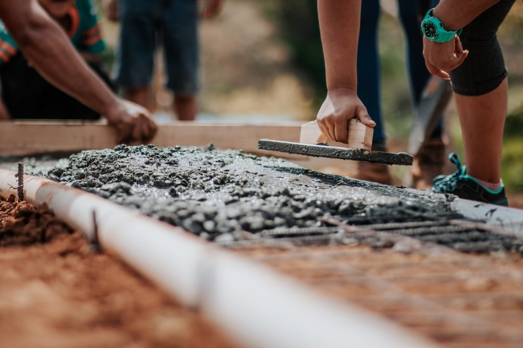 travaux-construction-abri-jardin-dans-cour